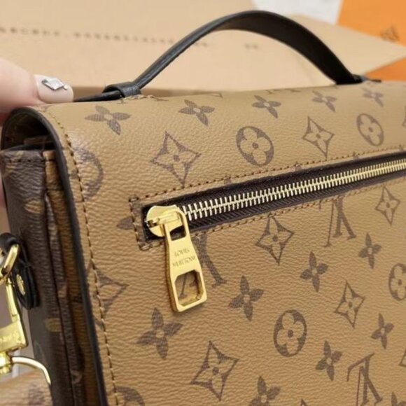 Luois Vuitton messenger bag with adjustable strap - Picture 4 of 5